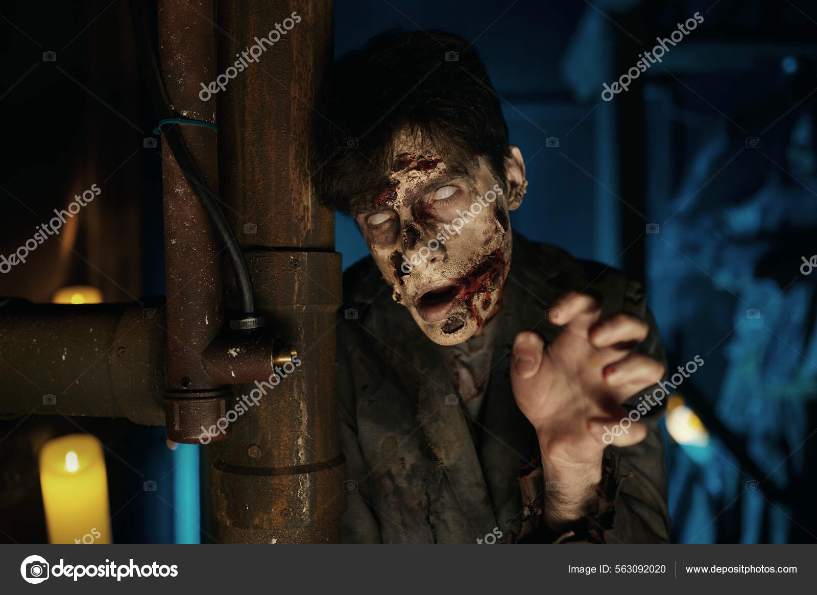 Retrato de zombie agachado con cara espeluznante — Foto de stock #563092020  © Nomadsoul1, image size:1600x1165