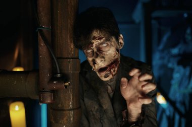 Korkunç suratlı çömelmiş zombi portresi