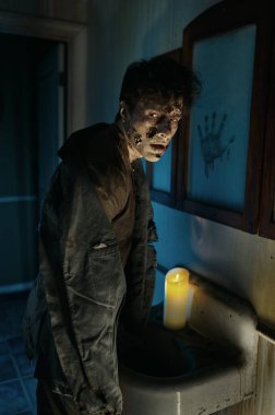 Zombi canavar adam banyo aynasının önünde.