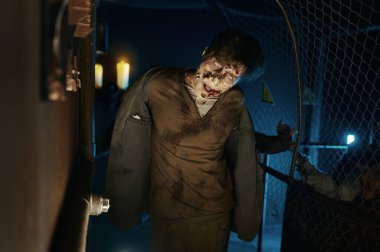 Terk edilmiş evde yürüyen korkunç ceset portresi.