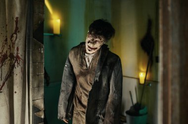 Su dolabının içinde yürüyen korkunç bir ceset.