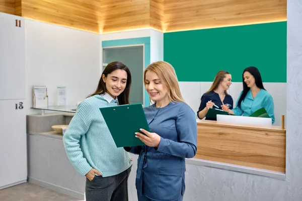 Female doctor and patient discussing medical prescription — Stock Photo, Image