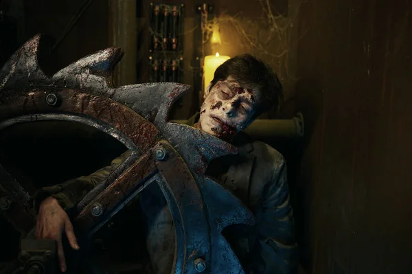 Escena de horror con hombre zombi apuñalado — Foto de Stock