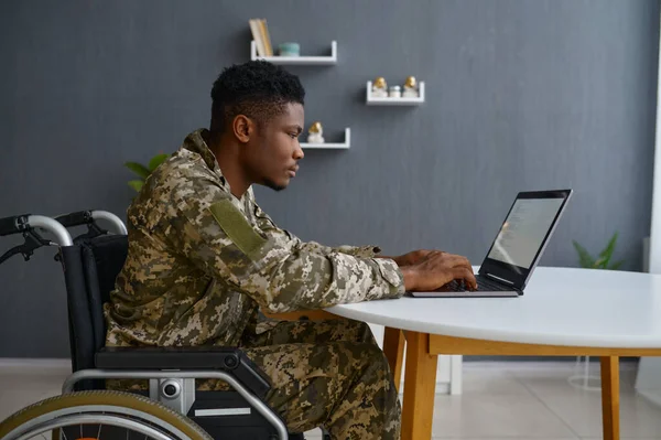 Fogyatékos katona, aki laptopon dolgozik — Stock Fotó