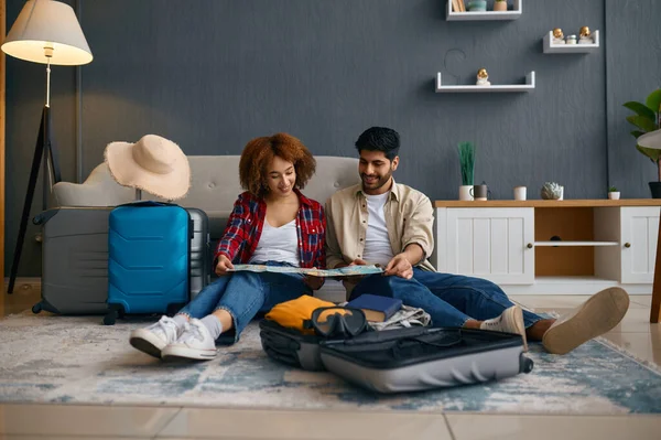 Paar planning huwelijksreis vakantie reis met kaart — Stockfoto