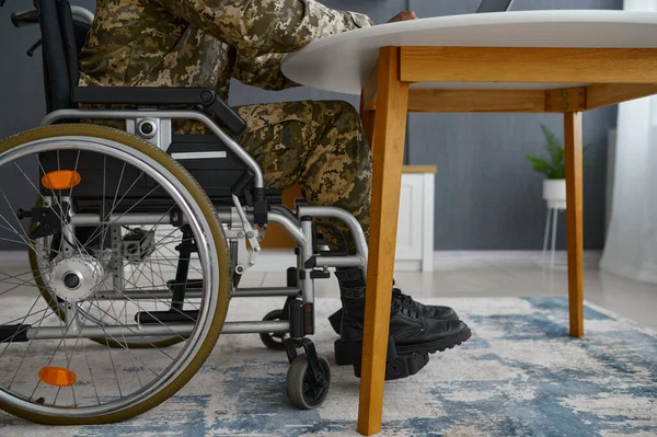 Felismerhetetlen, kerekesszékes fogyatékossággal élő katona — Stock Fotó