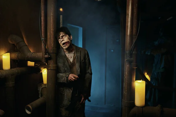 Zombie man in kelder met pijpen portret — Stockfoto