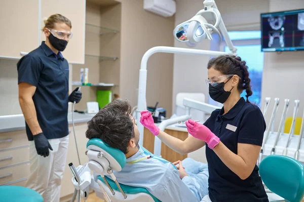 Patiënt met tandenonderzoek bij tandheelkundige consultatie — Stockfoto