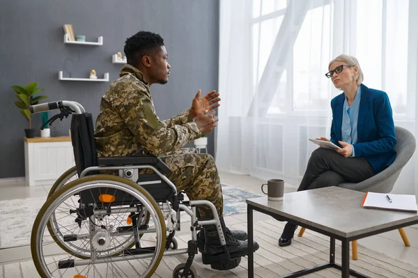Soldado con discapacidad en consulta psicológica profesional —  Fotos de Stock