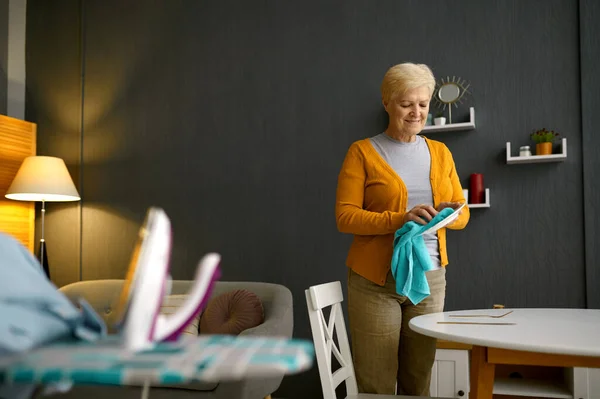 Donna anziana strofinare stoviglie con asciugamano di cotone — Foto Stock