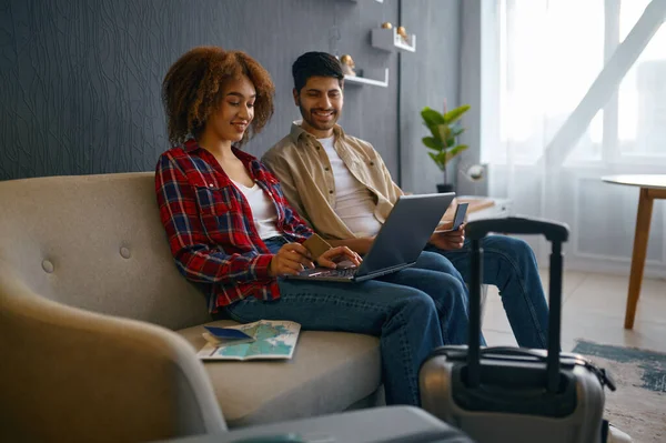 Paar zahlt Fahrkarten am Laptop — Stockfoto