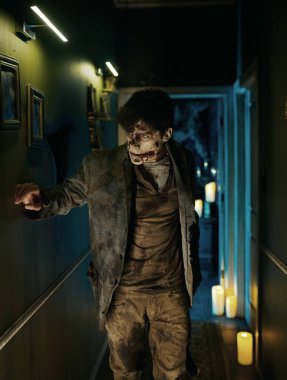 Evde kurban arayan sinsi zombi.