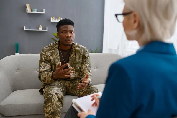 Psicólogo profesional dando consejos a paciente militar —  Fotos de Stock