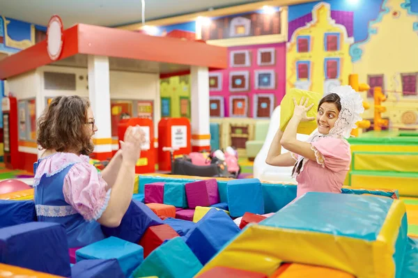 Positivo Uomo Adulto Donna Che Indossano Come Bambini Che Giocano — Foto Stock