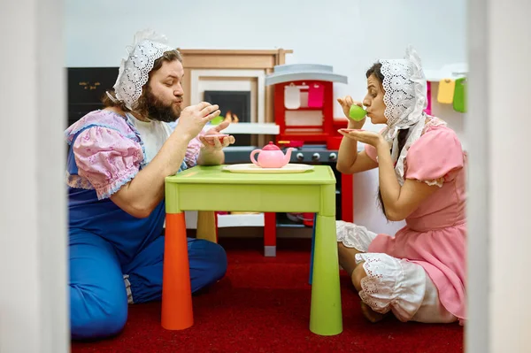 Homme Femme Comme Bébé Jouant Avec Jouet Vaisselle Plastique Boire — Photo