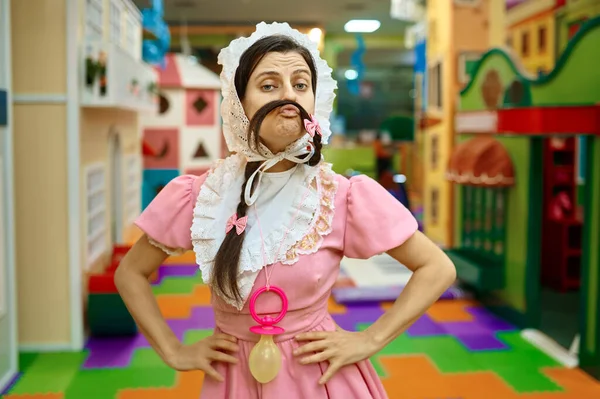 Mulher Bonito Vestindo Como Bebê Recém Nascido Fazendo Bigode Cabelo — Fotografia de Stock