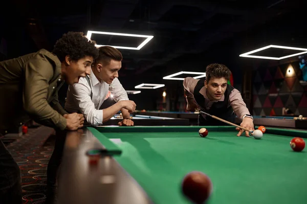 Barátok Fiatalok Csoport Játszik Biliárd Együtt Éjszakai Élet Klub Rekreáció — Stock Fotó