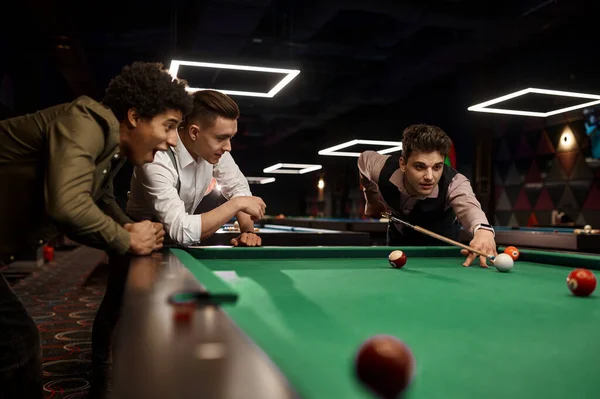 Amis Groupe Jeunes Gens Jouant Billard Ensemble Discothèque Loisirs — Photo