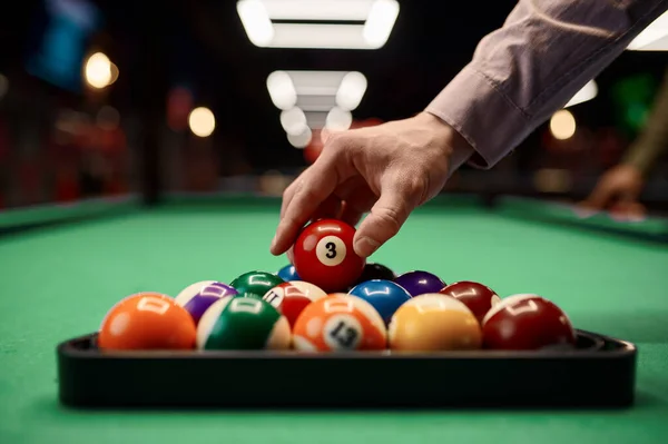 Männliche Hand Setzt Ball Dreieck Spielaccessoire Auf Billardtisch Sport Pool — Stockfoto