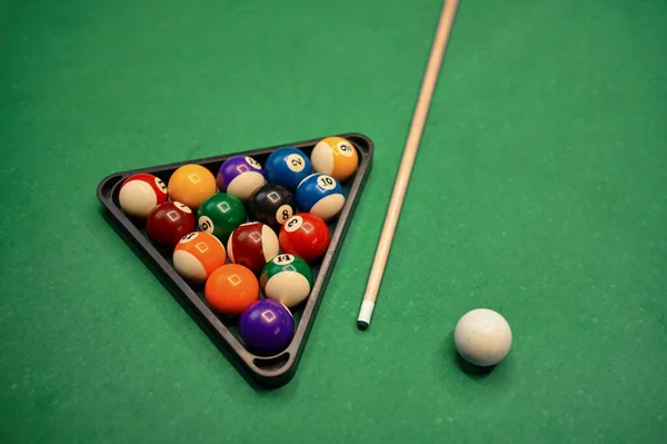Biljarttafel Met Groen Oppervlak Ballen Keu Pool Game Sport Club — Stockfoto