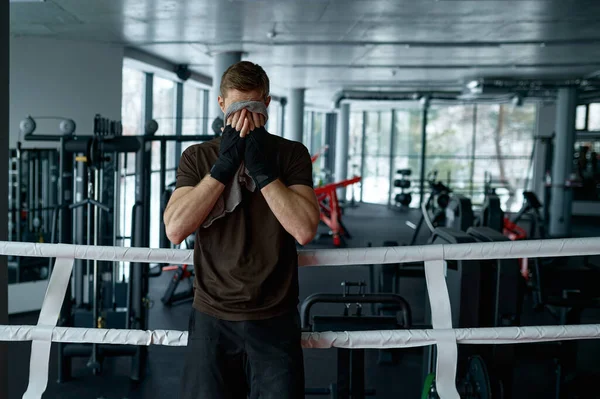 Boxer Cansado Com Toalha Ringue Retrato Lutador Muscular — Fotografia de Stock