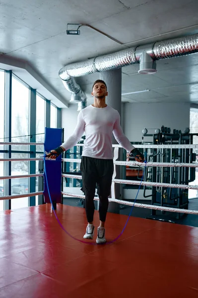 Jovem Atleta Boxeador Pulando Corda Ringue Ginástica Para Aquecer Antes — Fotografia de Stock