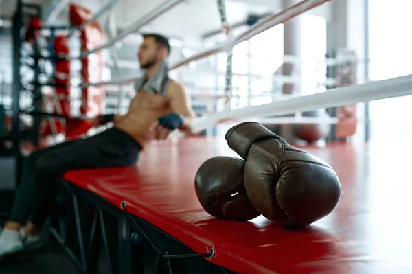 Boxe Artes Marciais Conceito Foco Seletivo Luva Boxe Boxeador Desfocado — Fotografia de Stock