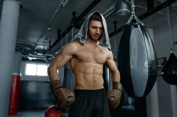 Boxer Fatigué Avec Corps Masculin Posant Dans Des Gants Boxe — Photo