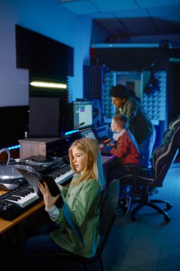 Kayıt stüdyosunda müzik grubu olan ses yapımcısı
