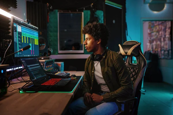 Joven Hombre Hipster Sentado Silla Delante Del Monitor Banda Sonora —  Fotos de Stock