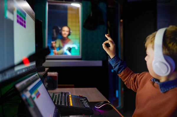 Estudio Sonido Joven Retrato Preadolescente Centran Niño Niño Mano Mostrando —  Fotos de Stock