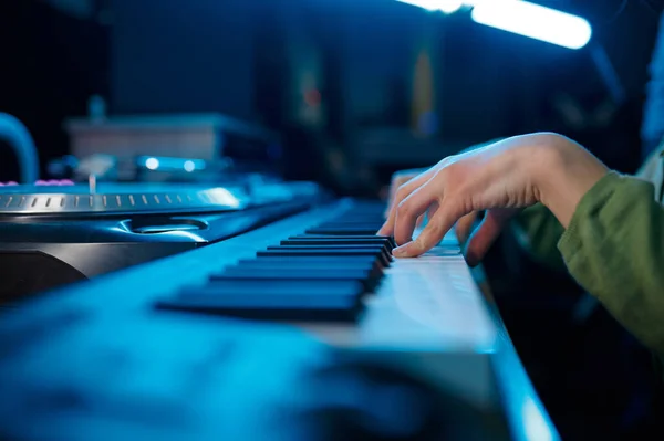 Closeup Jovem Artista Tecladista Tocando Sintetizador Estúdio Gravação Luz Néon — Fotografia de Stock