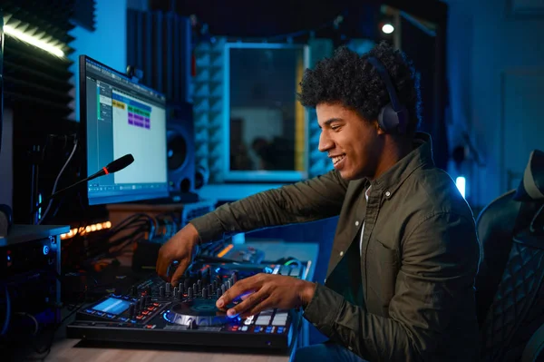 Jeune Homme Diffusant Enregistrant Musique Sur Mixeur Dans Une Station — Photo