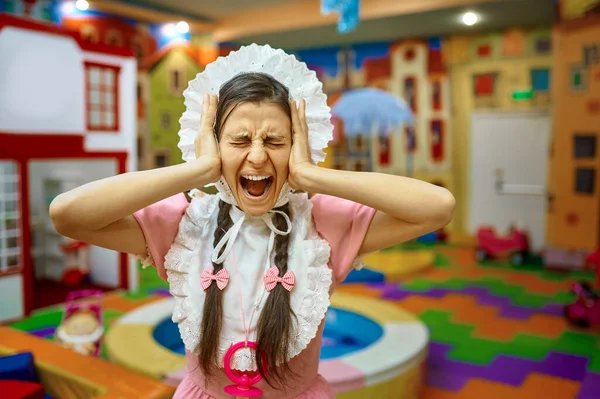 Retrato Mulher Engraçada Vestindo Como Bebê Recém Nascido Sorrindo Rosto — Fotografia de Stock