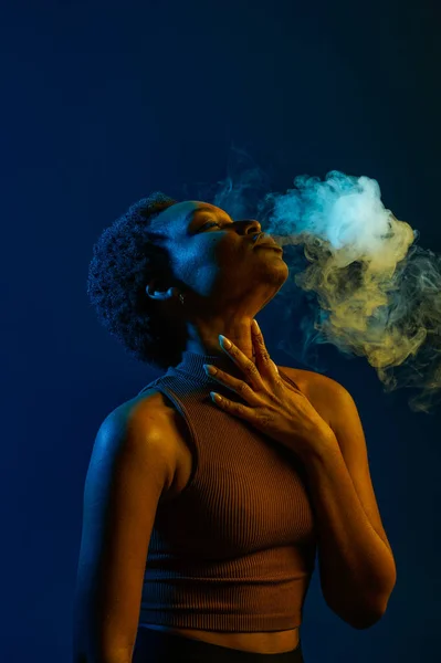 Πάθος Γυναίκα Φυσάει Μπούκλες Καπνού Από Στόμα Πάνω Από Σκοτεινό — Φωτογραφία Αρχείου