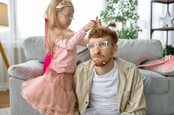 娘は父親 幸せな家族の瞬間と父親の楽しさに面白い髪型を作成します — ストック写真