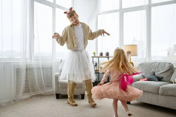 Roligt Klädd Trött Pappa Dansar Med Söt Liten Dotter Hemma — Stockfoto