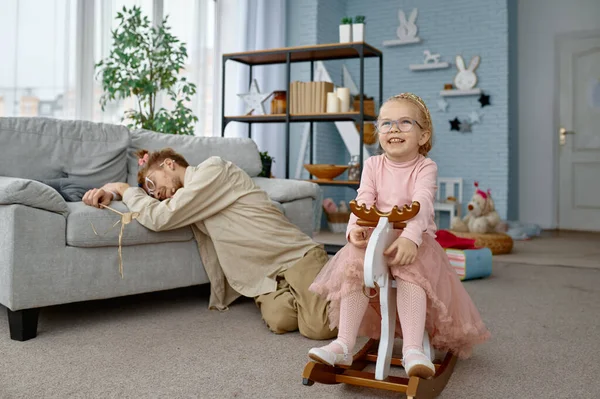 Fáradt Fáradtság Apa Alszik Padlón Aranyos Csintalan Lány Játszik Otthon — Stock Fotó
