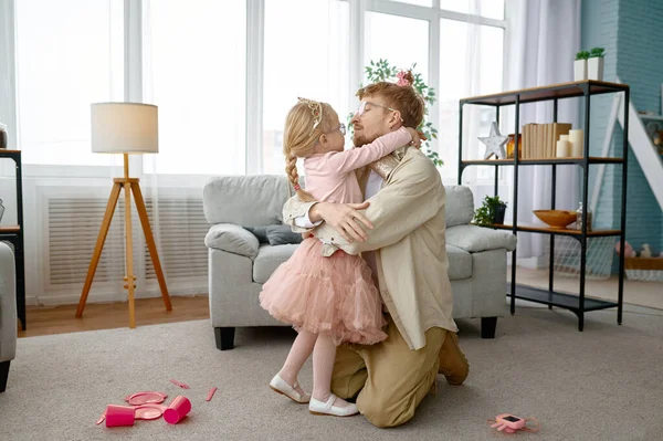 Pequena Filha Abraçando Beijando Feliz Sorrindo Pai Sobre Casa Sala — Fotografia de Stock