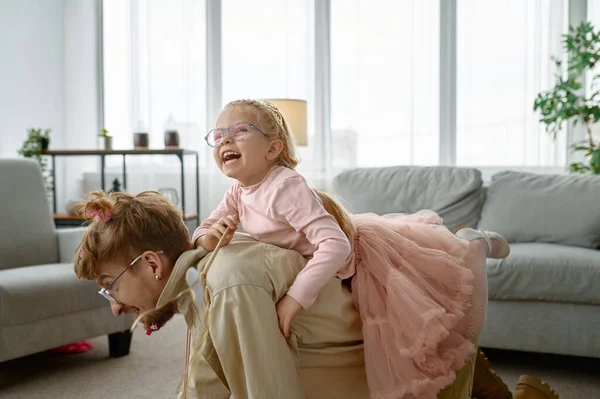 Papà Portando Carino Figlia Bambino Maialino Indietro Divertirsi Casa Vacanza — Foto Stock