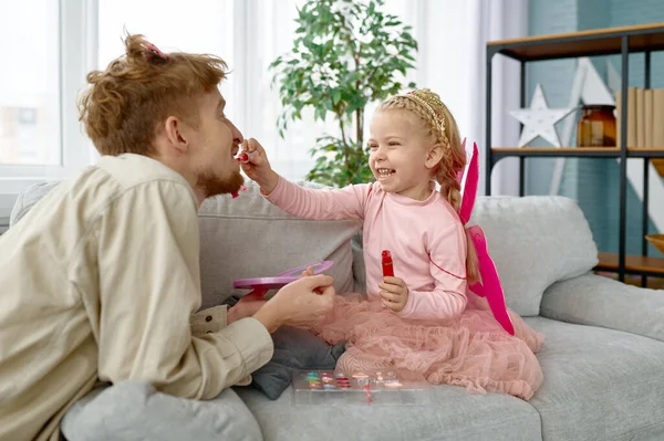 Pequena Filha Colocando Batom Nos Pais Lábios Aplicando Cosméticos Maquiagem — Fotografia de Stock