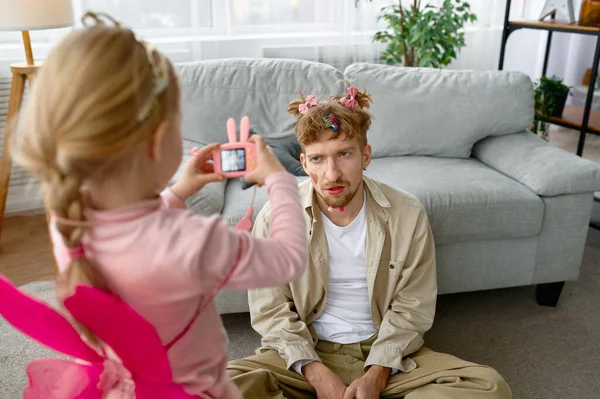 Hija Toma Toma Agotado Padre Con Maquillaje Divertido Peinado Divertido — Foto de Stock