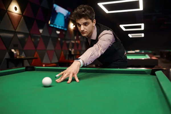 Portrait Jeune Homme Visant Avec Queue Billard Sur Boule Blanche — Photo