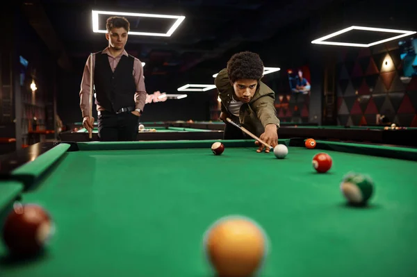 Arkadaşlar Bilardo Oynuyor Gece Kulübü Eğlencesi — Stok fotoğraf