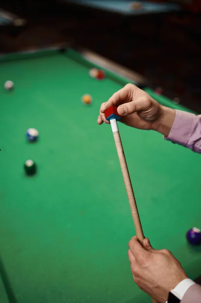 Nahaufnahme Mann Billardspieler Reiben Queue Mit Kreide Snooker Spiel Pool — Stockfoto