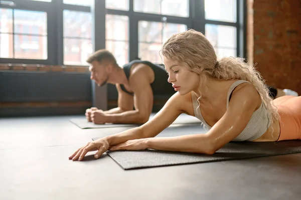 Fitness Frauen Und Männer Beim Training Fitnessstudio Mann Und Frau — Stockfoto