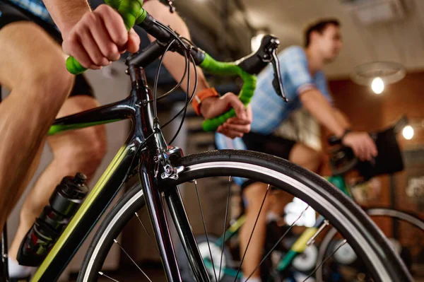 Nahaufnahme Radtraining Auf Dem Fahrrad Beim Turnverein Radfahrer Nutzt Indoor — Stockfoto