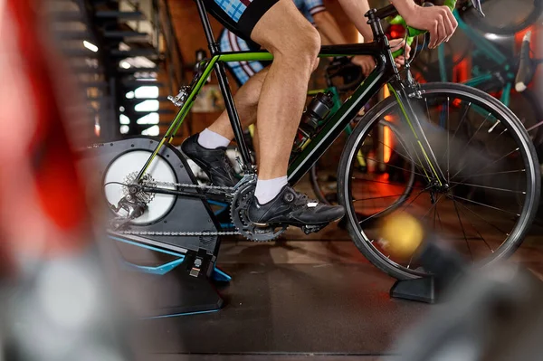 Mann Beim Radfahren Erschossen Nahaufnahme Beim Pedalieren Männlicher Beine Fitness — Stockfoto