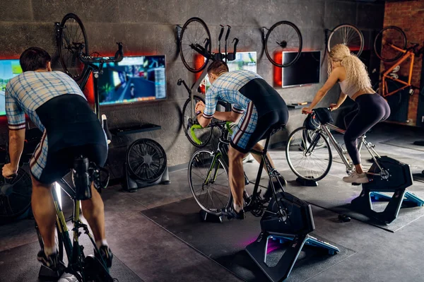 Sportler Trainieren Auf Intelligenten Stationären Fahrrad Fitnessstudio Klasse Bildschirm Online — Stockfoto