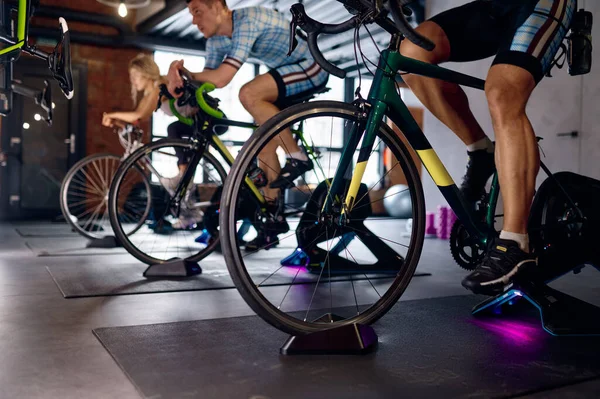 Gruppe Von Sportlern Mit Stationären Fahrrad Trainingsgeräten Fitnessstudio Fitnesstraining Innenräumen — Stockfoto